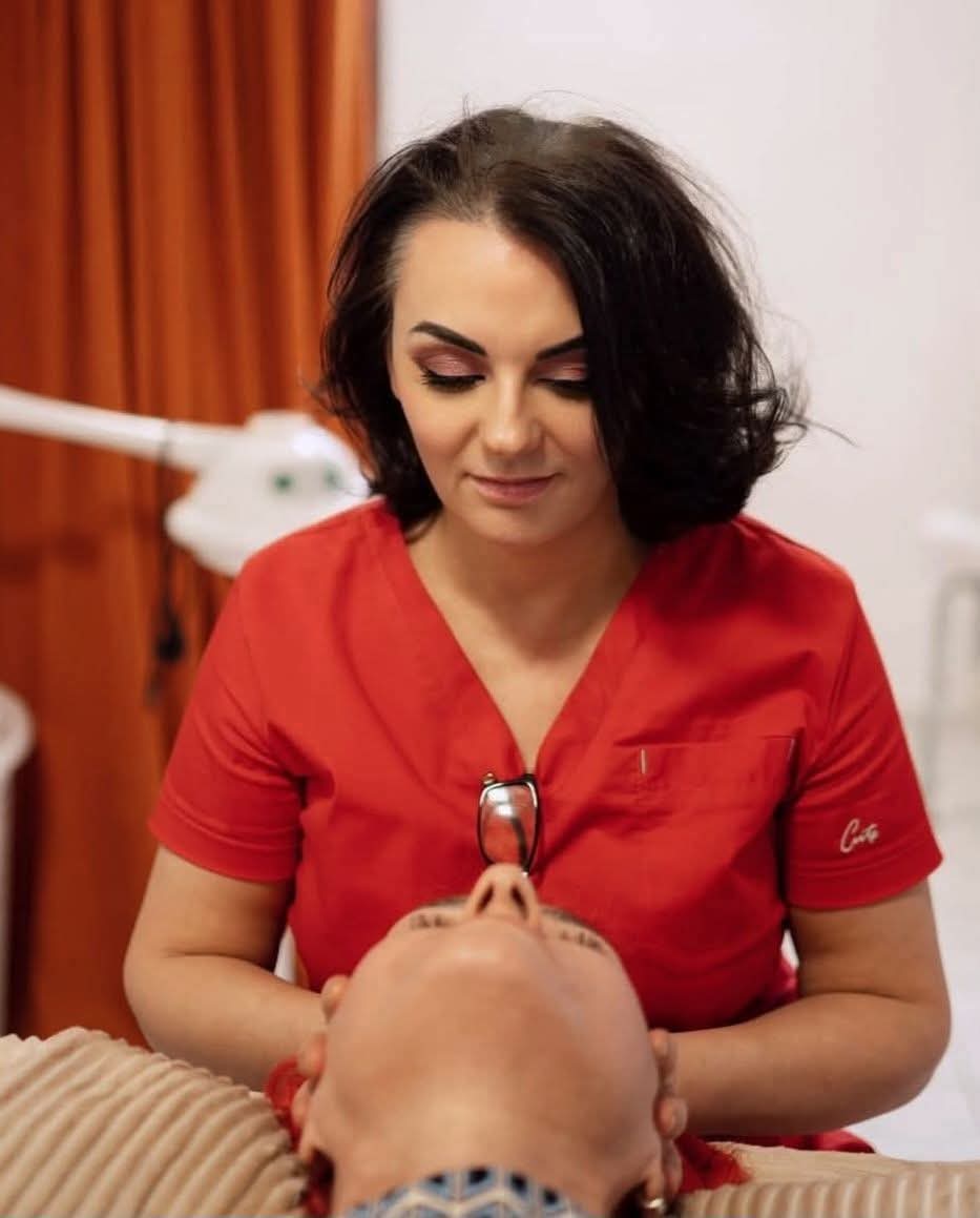 Vlasnica Goga tijekom tretmana njege lica u salonu Antiage Beauty Room
